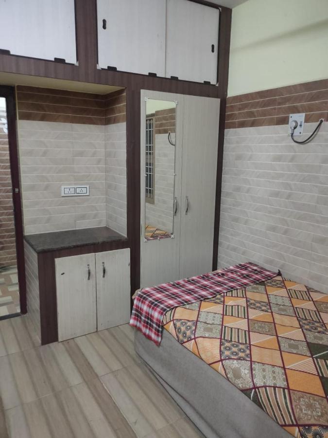 Sri Vari Residency Hostel Vellore Buitenkant foto