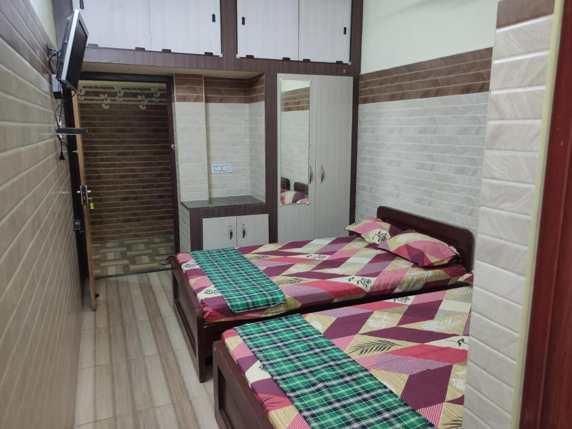 Sri Vari Residency Hostel Vellore Buitenkant foto